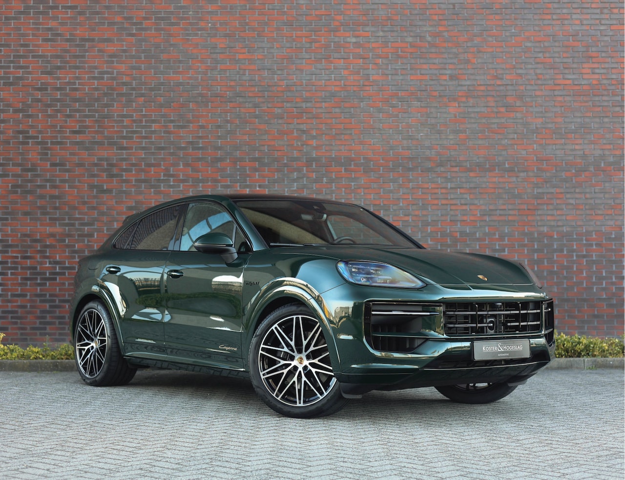 Porsche Cayenne Coupé - 3.0 E-Hybrid | PTS Goodwood Green - Pano - Luchtvering - AutoWereld.nl