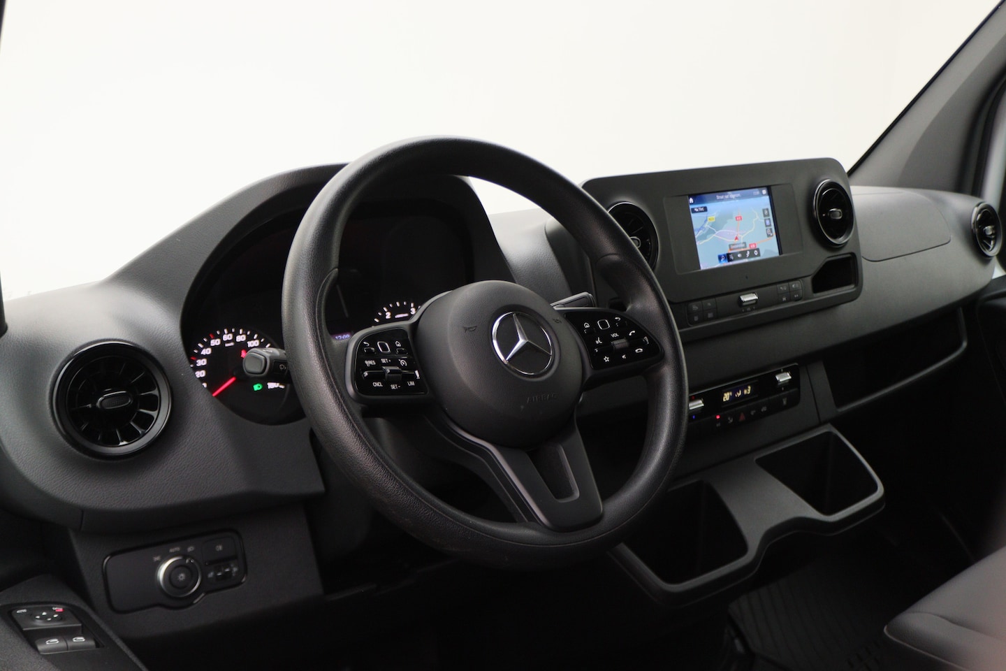 Mercedes-Benz Sprinter - 317 CDI Aut. L2H1 Leer, 3-Zits, Camera, Standkachel, Apple Carplay, Cruise, DAB - AutoWereld.nl