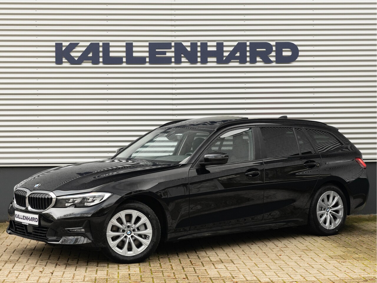 BMW 3-serie Touring - 330e xDrive - Panorama - ACC - Hifi - Sportstoelen - Stoelverwarming - AutoWereld.nl