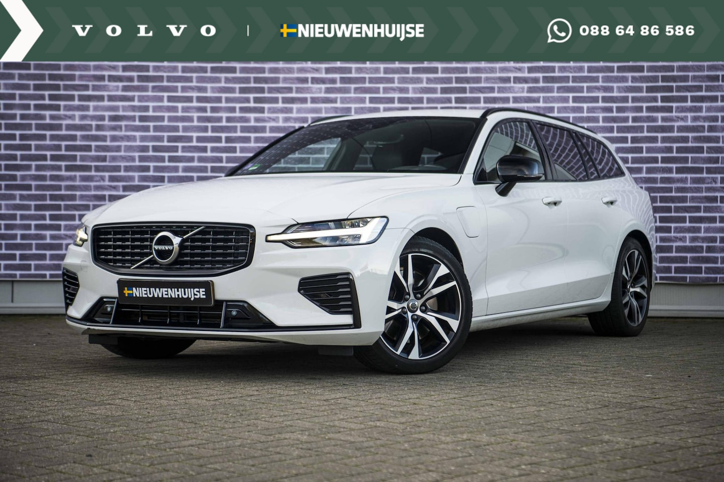 Volvo V60 - 2.0 T6 Recharge AWD R-Design | Stoel- en stuurwielverwarming | Navigatie | Achteruitrijcam - AutoWereld.nl