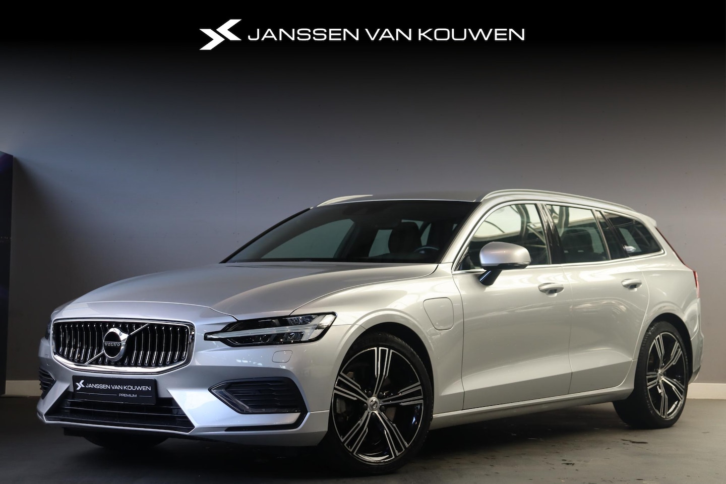 Volvo V60 - 2.0 T6 Recharge AWD Inscription Leder Stoelverwarming Harman Kardon Camera Navigatie - AutoWereld.nl