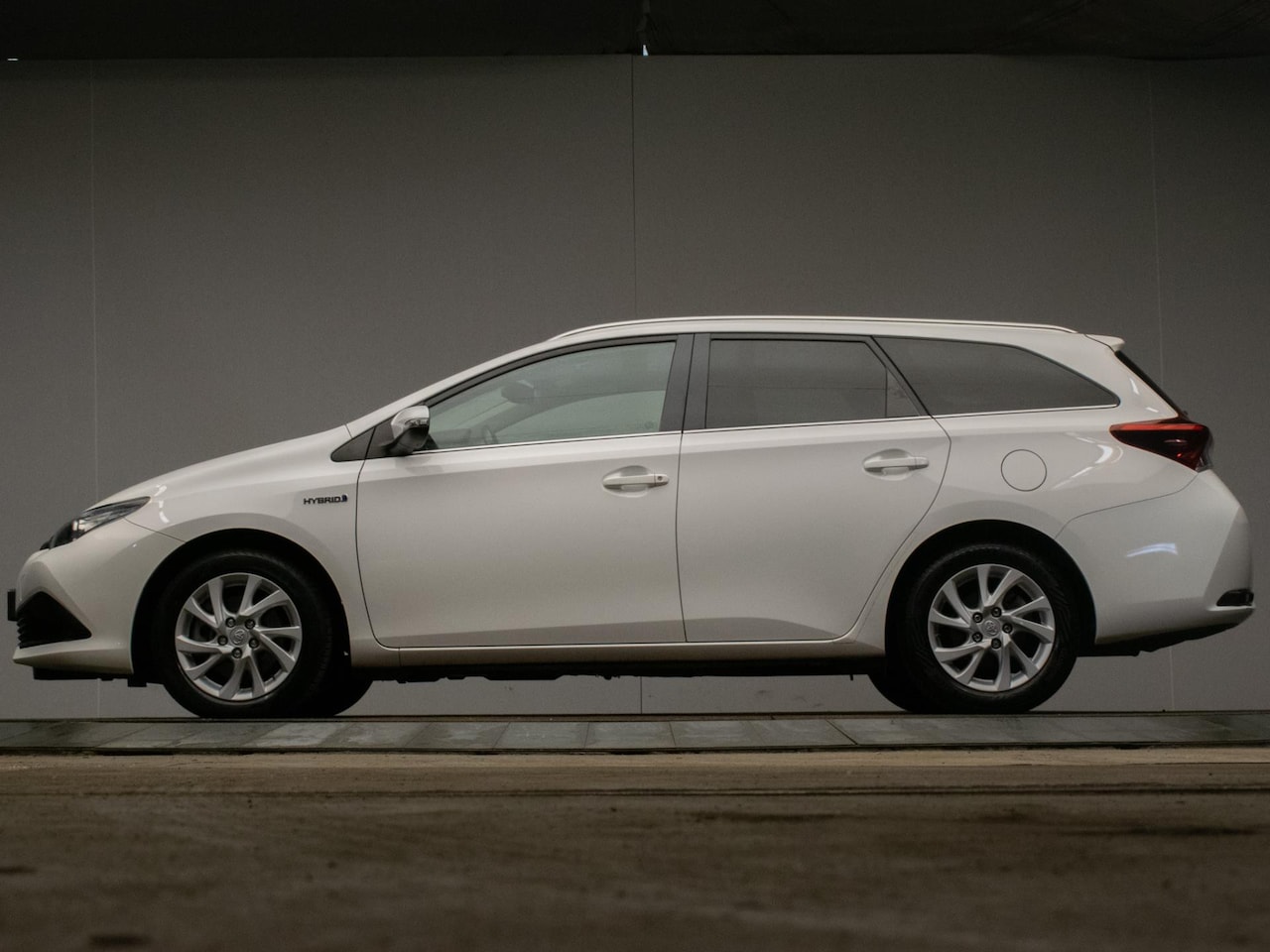 Toyota Auris Touring Sports - 1.8 Hybrid Dynamic Go Sport (NAVI,CAMERA,CLIMATE,CRUISE,PDC,GETINT,DAB,SPORTSTOELEN,LM VEL - AutoWereld.nl