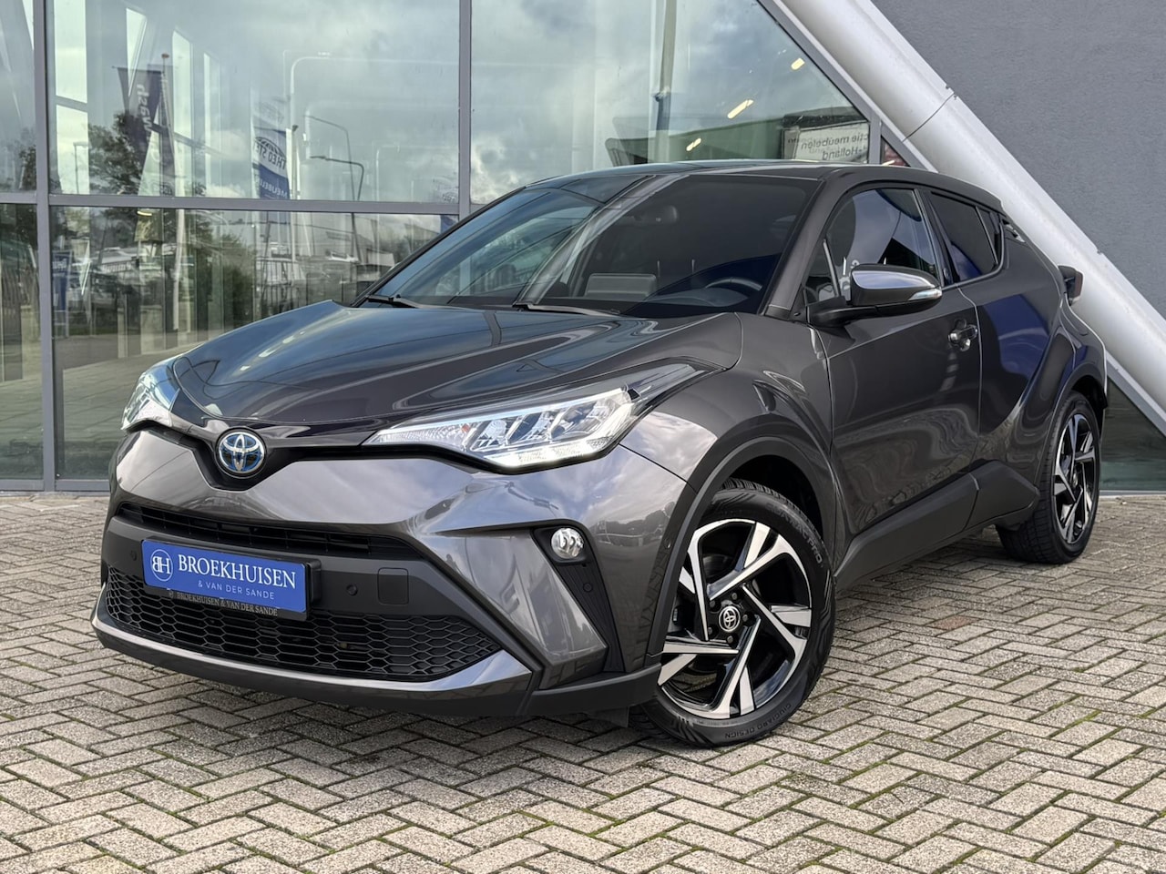 Toyota C-HR - 2.0 Hybrid Executive 184pk Camera / Navigatie / Stoelverwarming - AutoWereld.nl