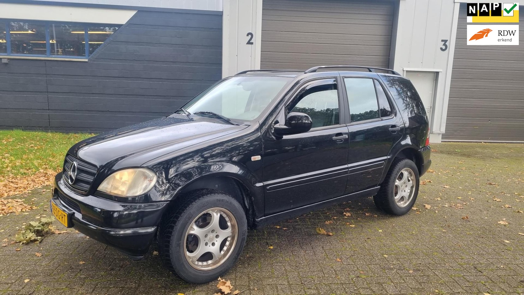 Mercedes-Benz M-klasse - ML320 AUTOMAAT NETTE STAAT TREKHAAK 2650 KILO - AutoWereld.nl