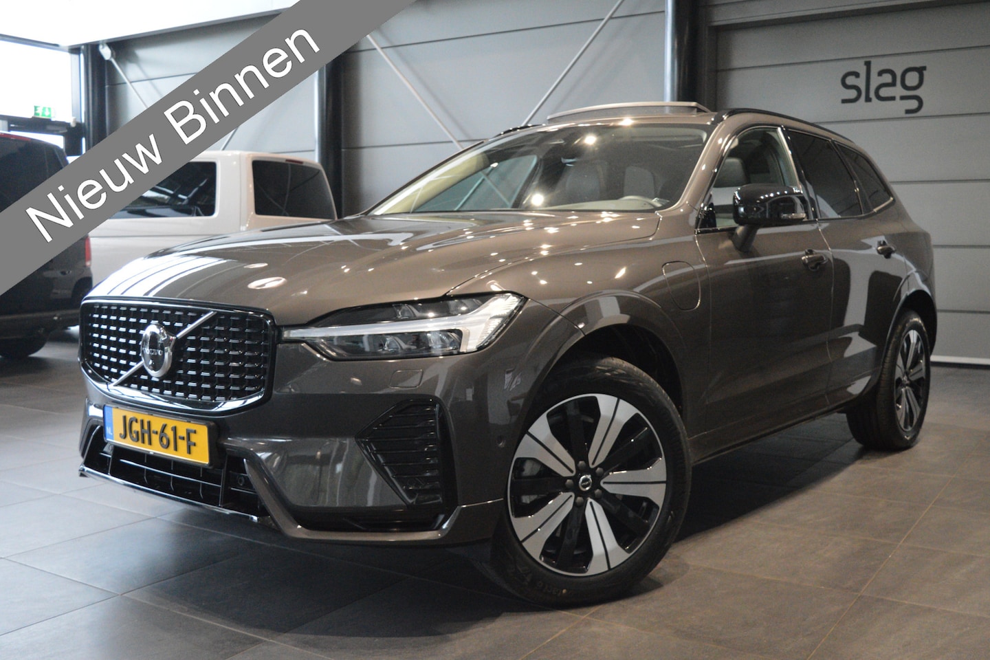 Volvo XC60 - 2.0 T6 Plug-in hybrid AWD Plus Dark pano leer trekhaak !! - AutoWereld.nl
