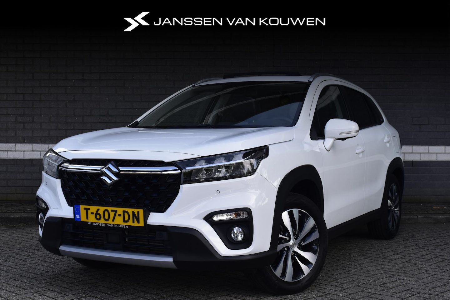 Suzuki S-Cross - 1.4 Boosterjet Style Smart Hybrid / Panoramadak / 360 Camera / Carplay / Navi / Keyless - AutoWereld.nl