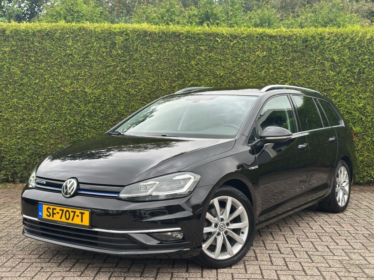 Volkswagen Golf - 1.5 TSI Highline Panoramadak Virtual Afneembare Trekhaak ACC - AutoWereld.nl
