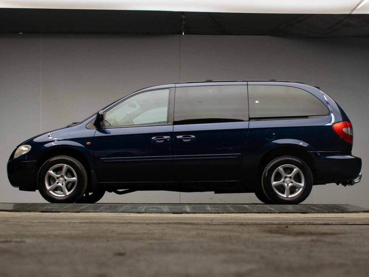Chrysler Grand Voyager - 3.3i V6 SE Luxe Sport (NAVI,LEDER,STOELVERWARMING,LEDER,ELECTRISCHE STOELEN,TREKHAAK,NIEUW - AutoWereld.nl