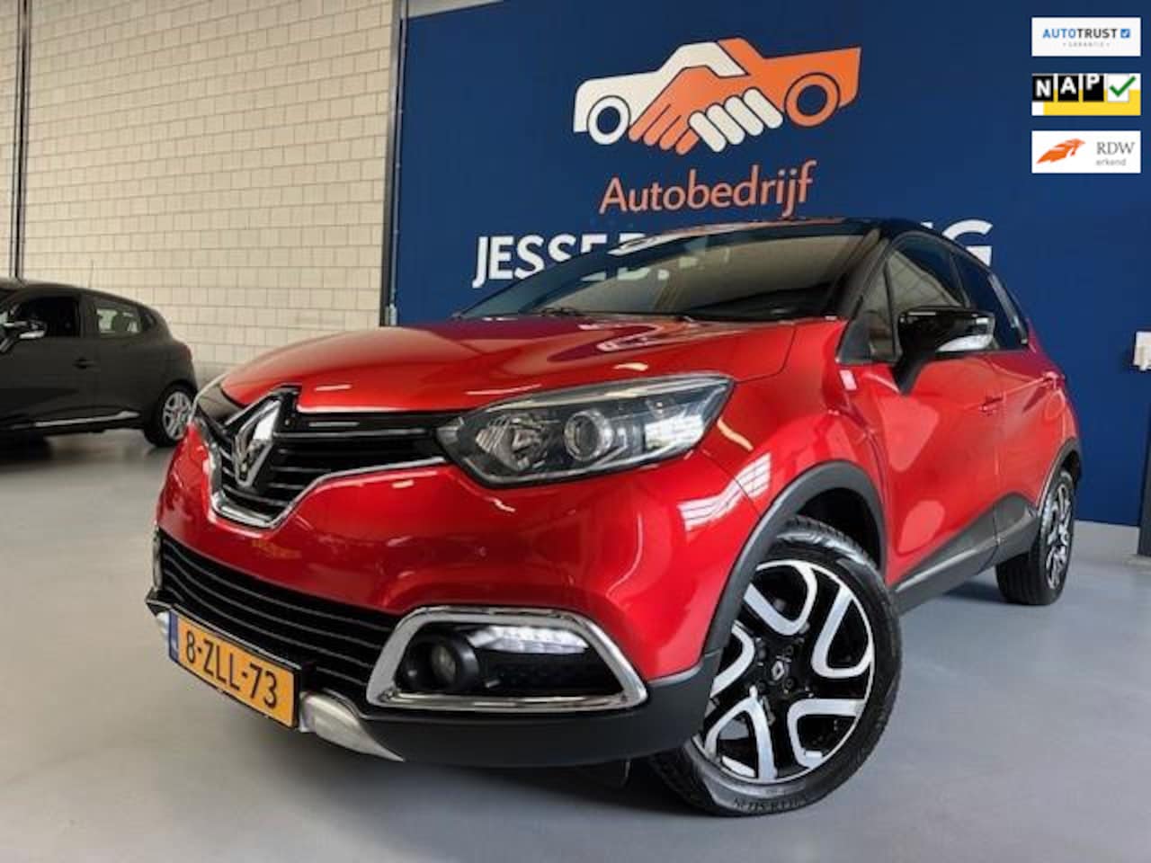 Renault Captur - 1.2 TCe Helly Hansen Automaat/ bj.2015/ kleur: rood/ NAP met 128442 km.en APK tot 10/2026/ - AutoWereld.nl