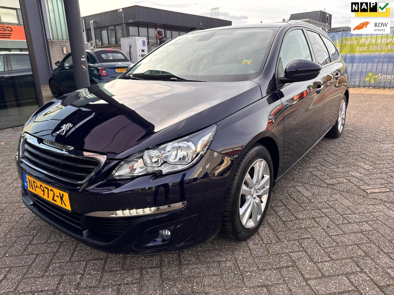 Peugeot 308 SW - 1.2 PureTech Blue Lion / Pano'dak / Navi / PDC - AutoWereld.nl