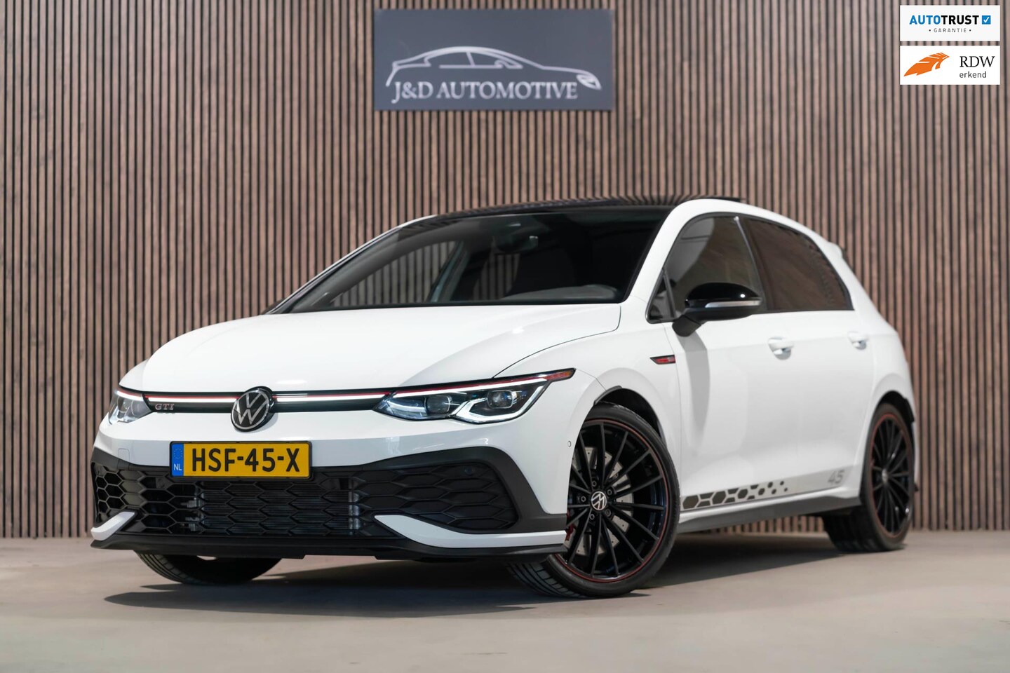 Volkswagen Golf - 2.0 TSI GTI 45 JAHRE EDITION AKRAPOVIC DSG PANO CAMERA 2022 - AutoWereld.nl