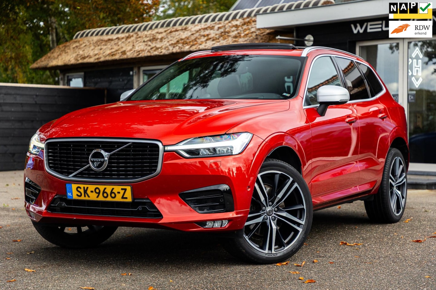 Volvo XC60 - 2.0 T5 AWD R-Design Panoramadak I Luchtvering I Stuur & stoelverwarming I Bowers & Wilkins - AutoWereld.nl