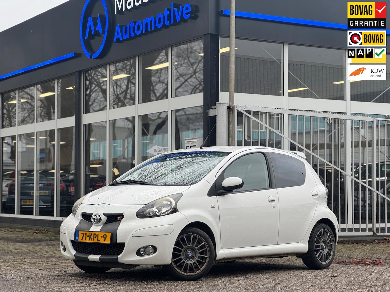 Toyota Aygo - 1.0 Navi Sparco uitvoering Sport Airco Dealeronderhouden Boekjes Nette auto Sport uitlaat - AutoWereld.nl