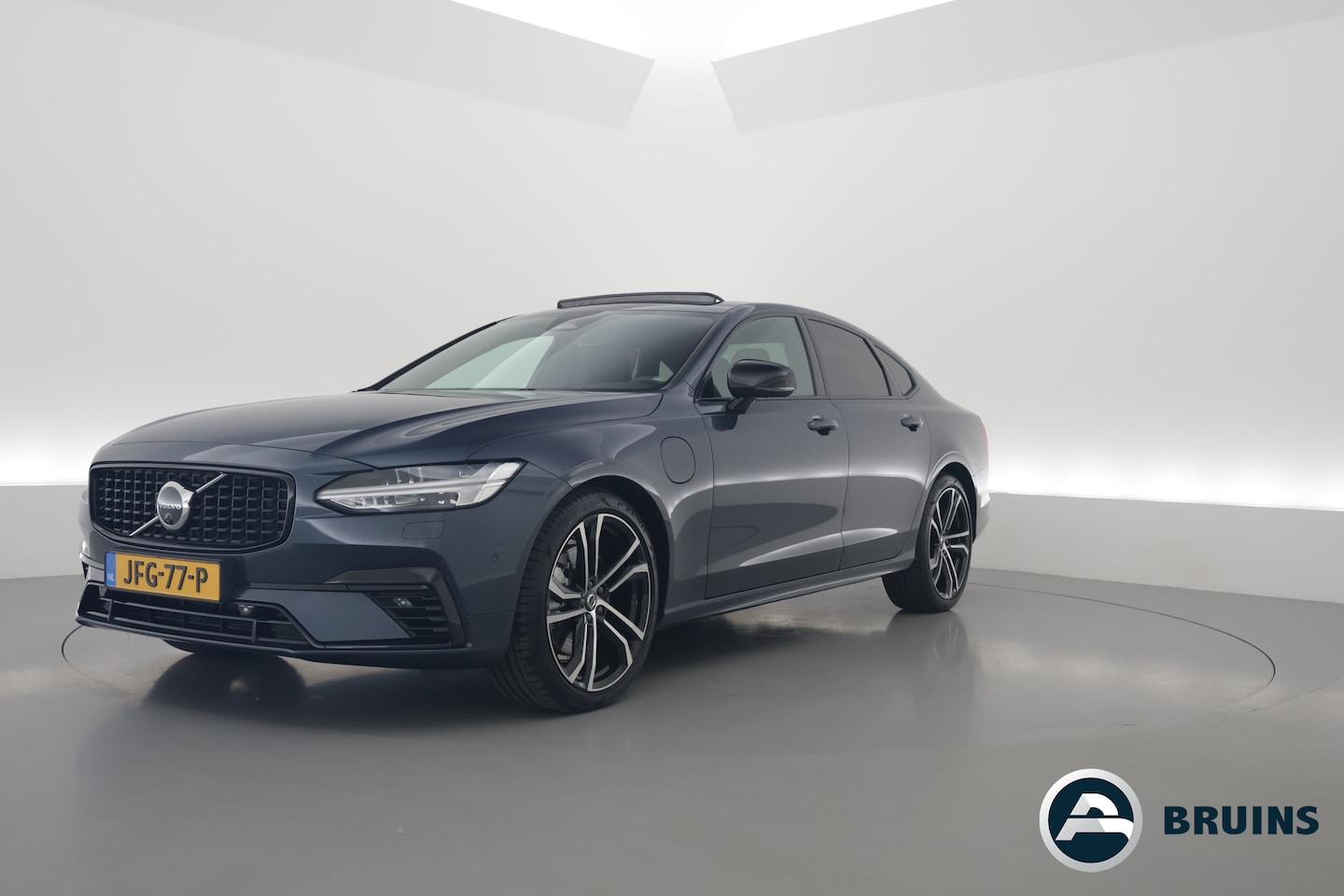 Volvo S90 - T8 Recharge Plus Dark | Luchtvering | Schuifdak | Harman Kardon | 360cam | Memory seats | - AutoWereld.nl