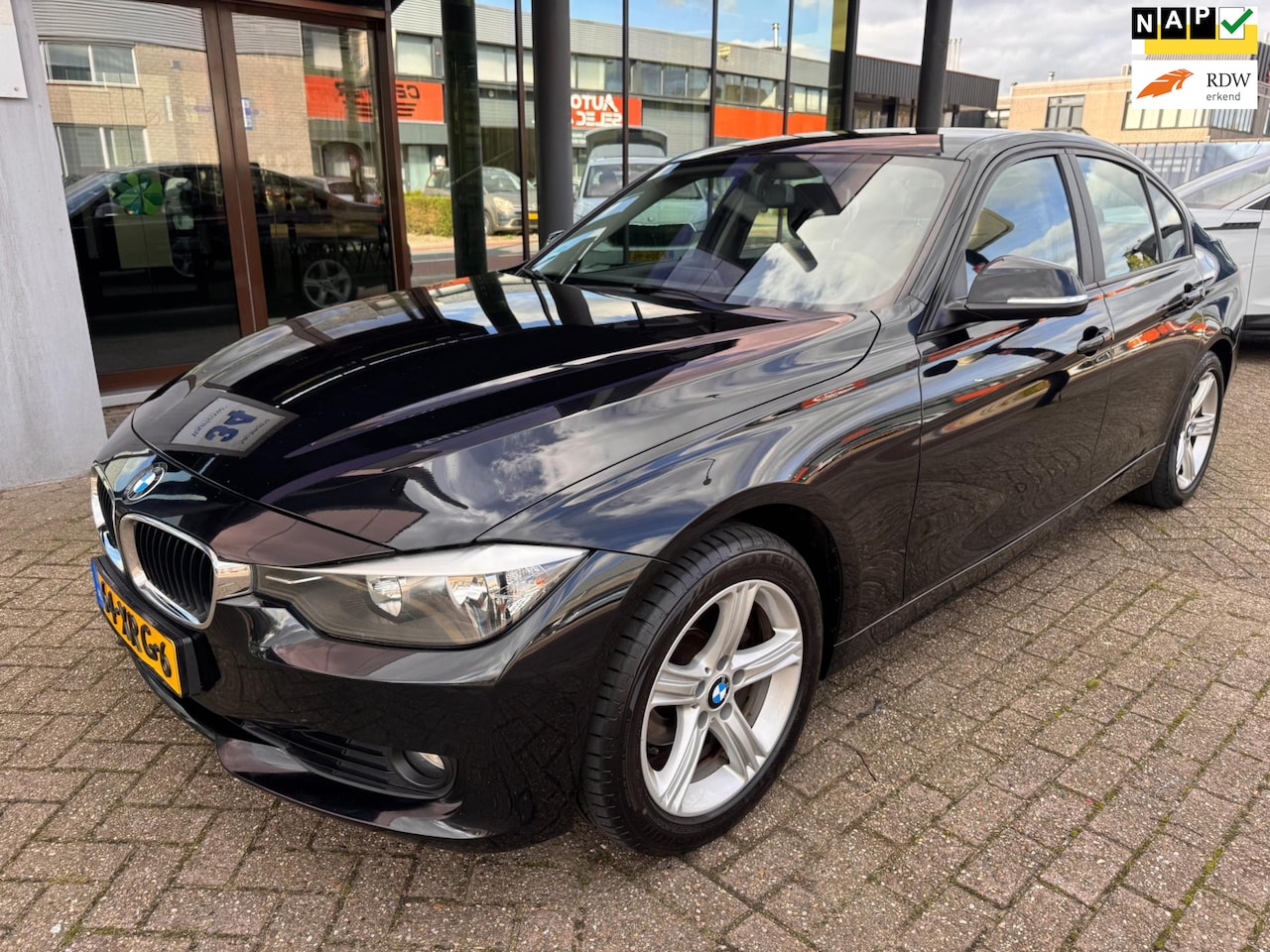 BMW 3-serie - 320i Executive / Automaat / PDC / Navi / Cruise - AutoWereld.nl