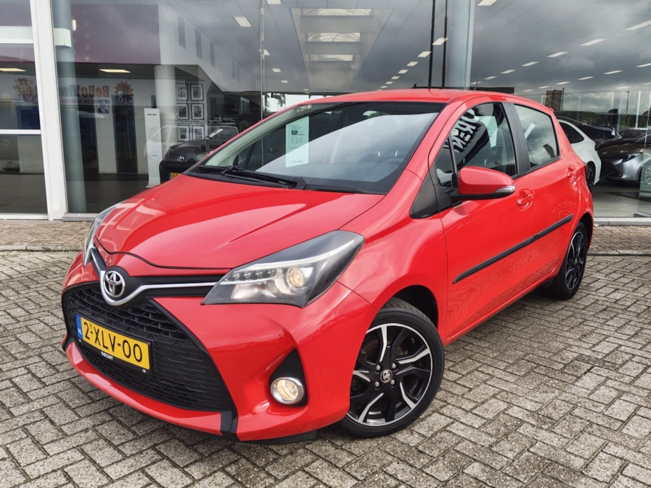 Toyota Yaris - 1.3 VVT-i Dynamic | Lage Km-stand | Goed Onderhouden | Navi - AutoWereld.nl