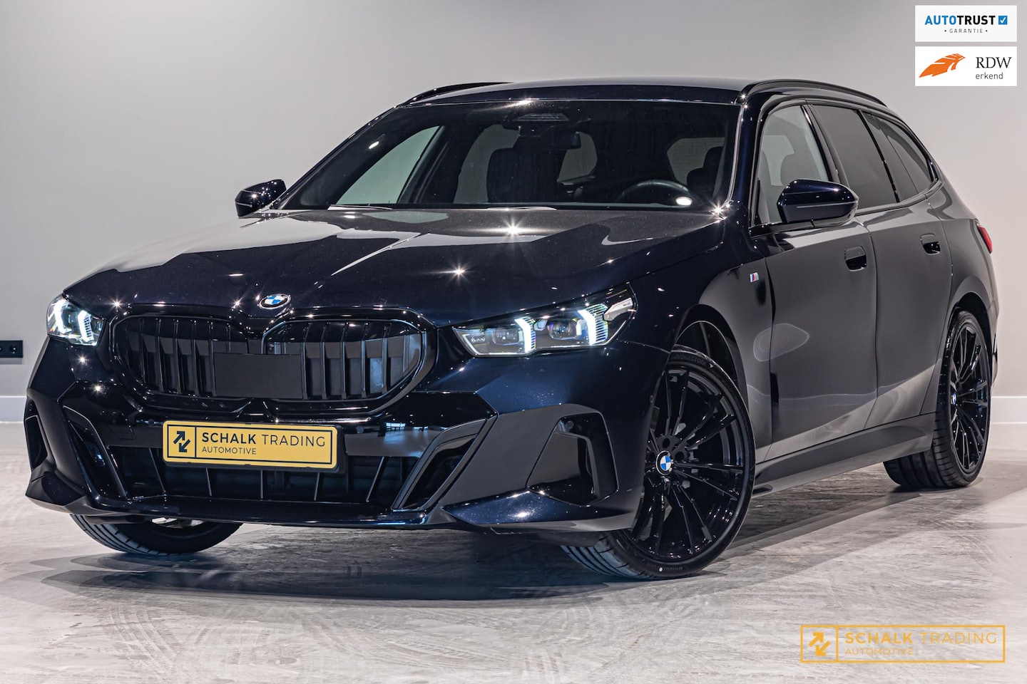 BMW 5-serie Touring - 520i|M-sport|E-trekhaak|HUD|H&K|Garantie - AutoWereld.nl