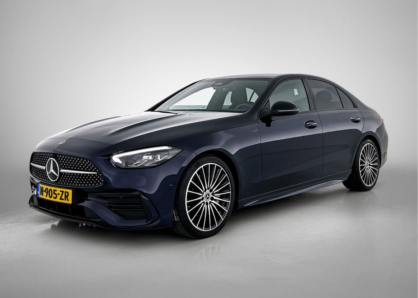Mercedes-Benz C-klasse - 180 AMG Line Multispaaks lichtmetalen velgen 19 inch. Navigatie | parking support met came - AutoWereld.nl