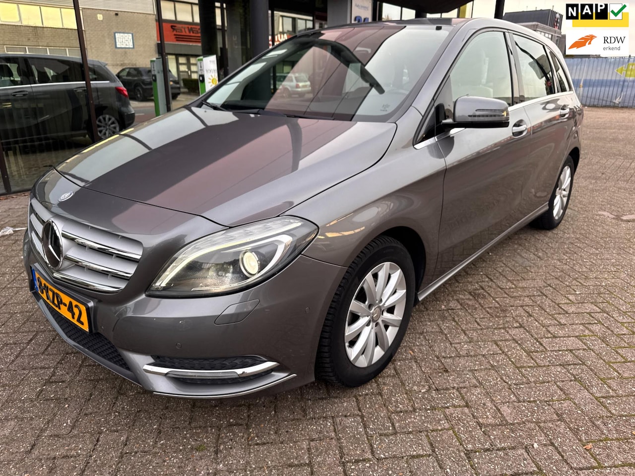 Mercedes-Benz B-klasse - 180 Ambition / Navi / Xenon / Trekhaak / LED - AutoWereld.nl