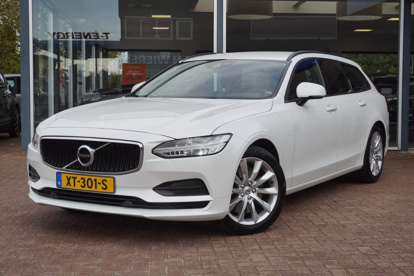 Volvo V90 - 2.0 T4 Momentum | Airco | Navigatie | Vol opties | LM velgen | Leder | Camera | Elek. pakk - AutoWereld.nl