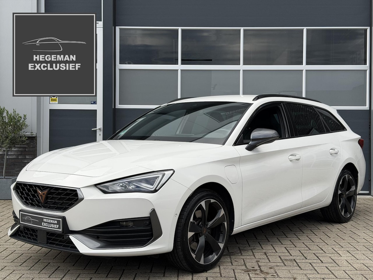 CUPRA Leon Sportstourer - 1.4 e-Hybrid VZ Adrenaline | Keyless | Sfeer | Camera | Navi | Stuur- stoelverwarming | DC - AutoWereld.nl