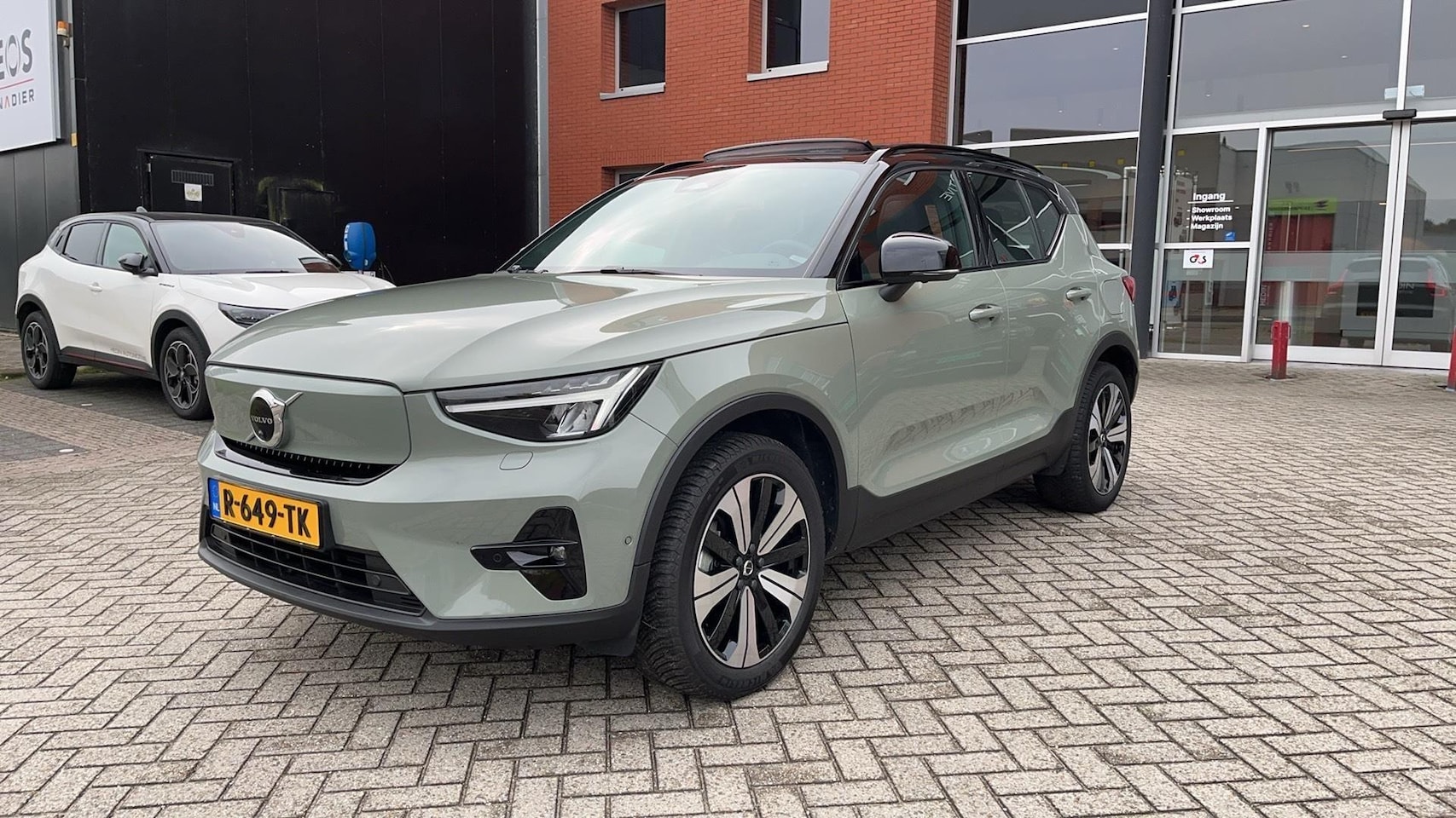 Volvo XC40 - Recharge Ultimate 70 kWh | Wegklapbare trekhaak | Panoramadak | All Season | 360 camera | - AutoWereld.nl