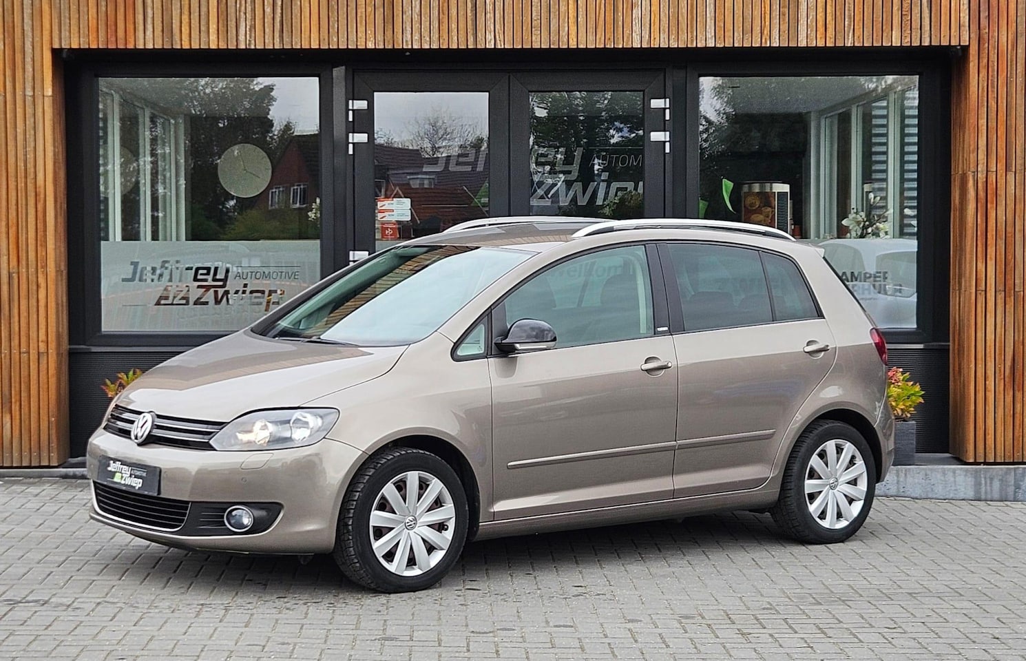 Volkswagen Golf Plus - 1.2 TSI Trendline stoelverwarming. parkeersensoren voor en achter. cruise control. alcanta - AutoWereld.nl