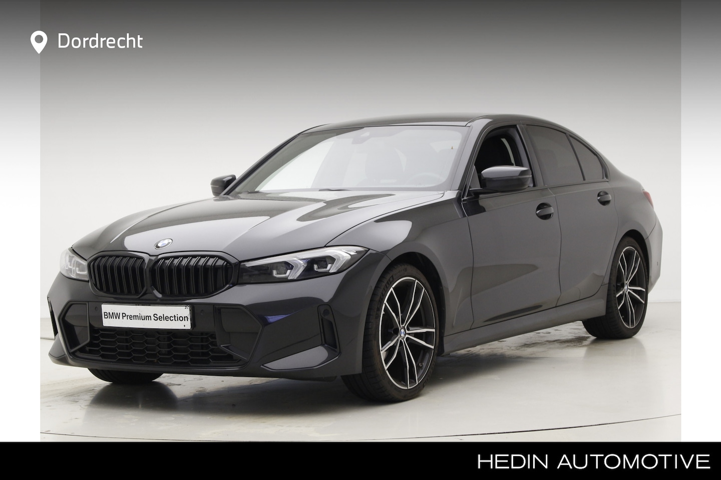 BMW 3-serie - 320i Sedan M-Sport | 18" | Camera | Harman Kardon | Privacy Glass | Voorbereiding Driving - AutoWereld.nl
