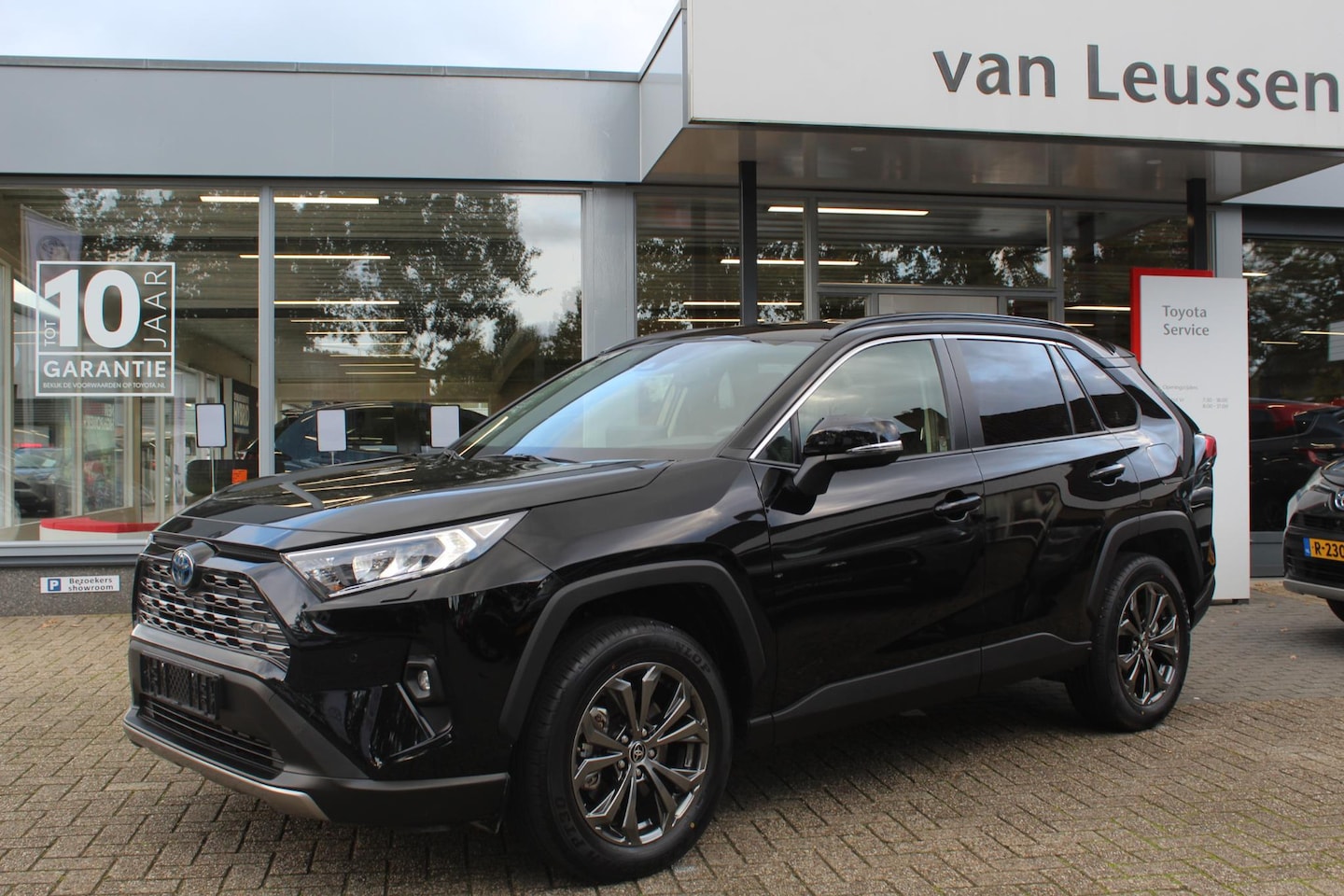Toyota RAV4 - 2.5 HYBRID STYLE STOEL-STUUR & RUITENWISSER VERW. EL-ACHTERKLEP & EL-STOEL KEYLESS - AutoWereld.nl