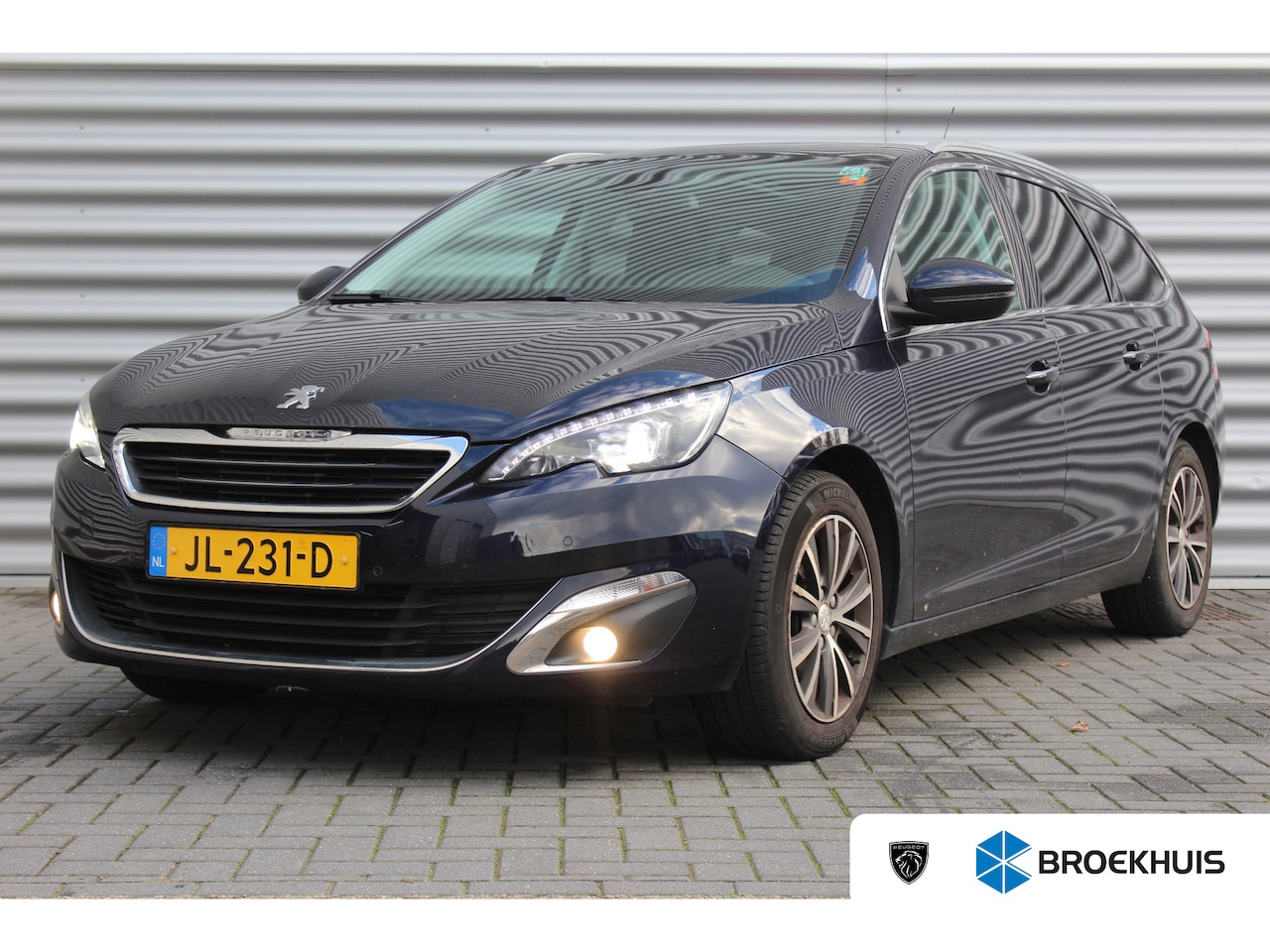 Peugeot 308 SW - 1.2 PURETECH 130PK / NAVI / LEDER / XENON / LED  / PDC / 16" LMV / PANO. DAK - AutoWereld.nl