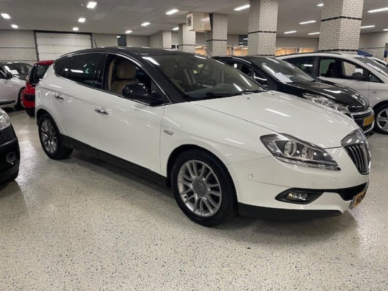 Lancia Delta - 1.4 M.AIR PLATINO Panorama Dak Parkeerhulp superdikke auto - AutoWereld.nl