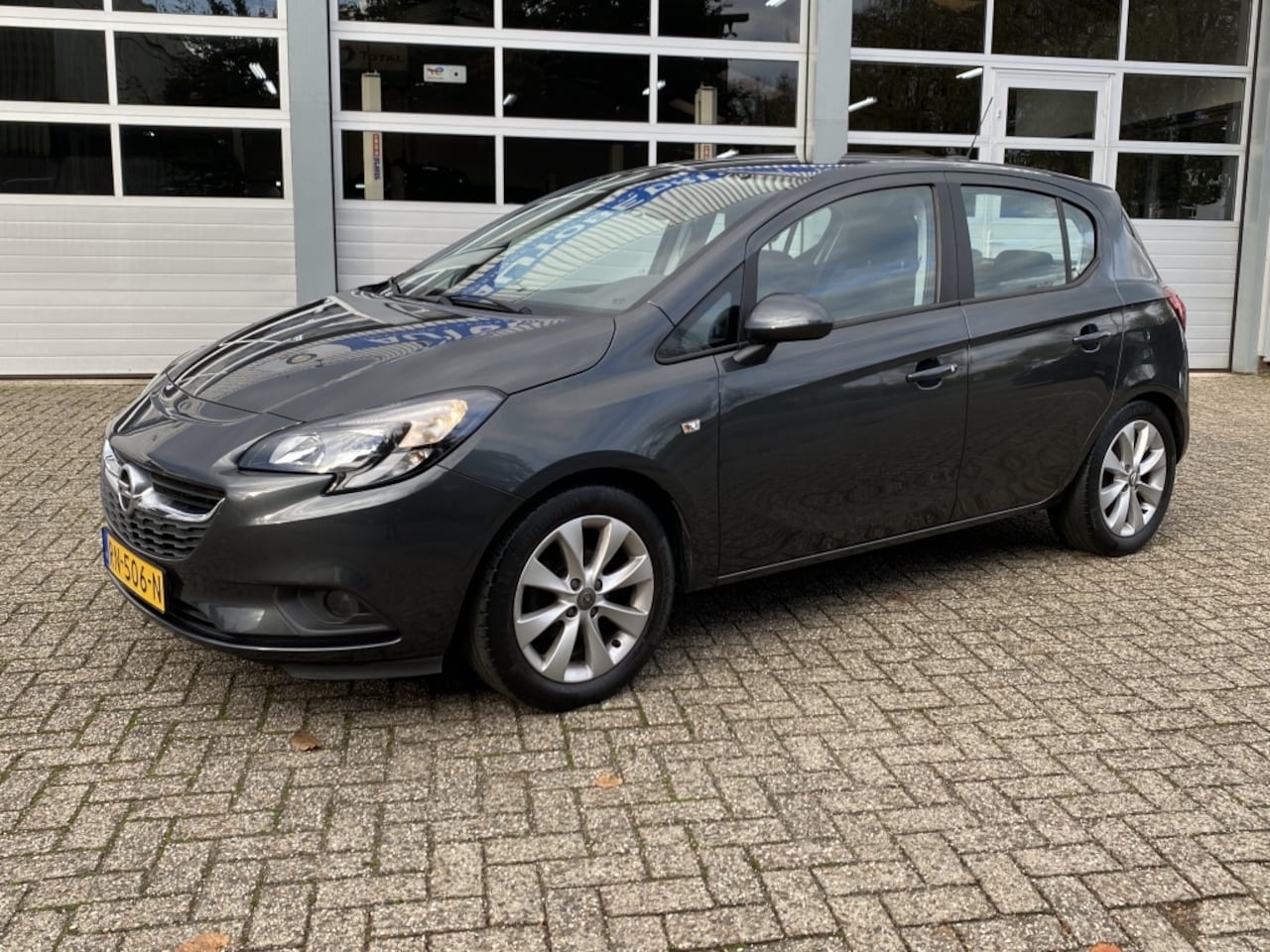 Opel Corsa - 1.4 Favourite/5Drs/Carplay/Cruise/Airco/Trekhaak - AutoWereld.nl