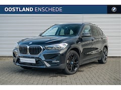 BMW X1 - xDrive25e Sport Line Automaat / Panoramadak / Sportstoelen / Achteruitrijcamera / LED / Pa