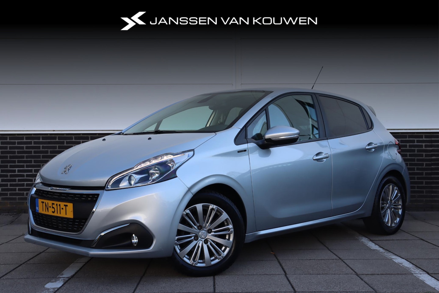 Peugeot 208 - 1.2 PureTech Signature * Automaat * Apple Carplay * All Season banden - AutoWereld.nl