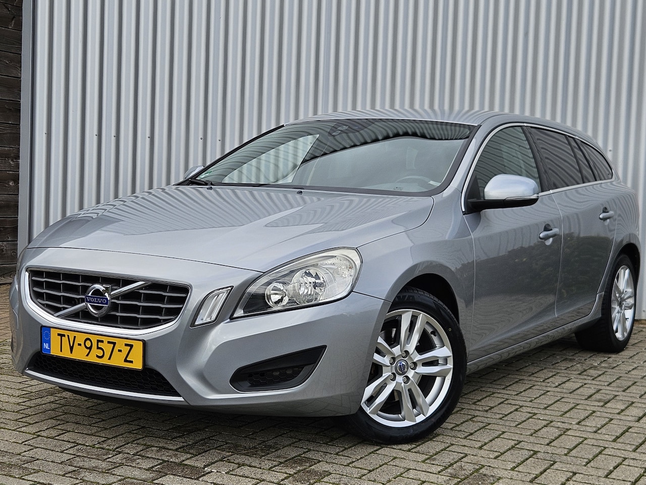 Volvo V60 - 2.0 D3 5-Cilinder /Dealer Onderhouden/PDC/Trekhaak! - AutoWereld.nl