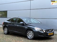 Volvo S60 - 1.6 T4 Kinetic Automaat |Led |Navi |Cruise |Airco |Trekhaak |Nap |Boekjes