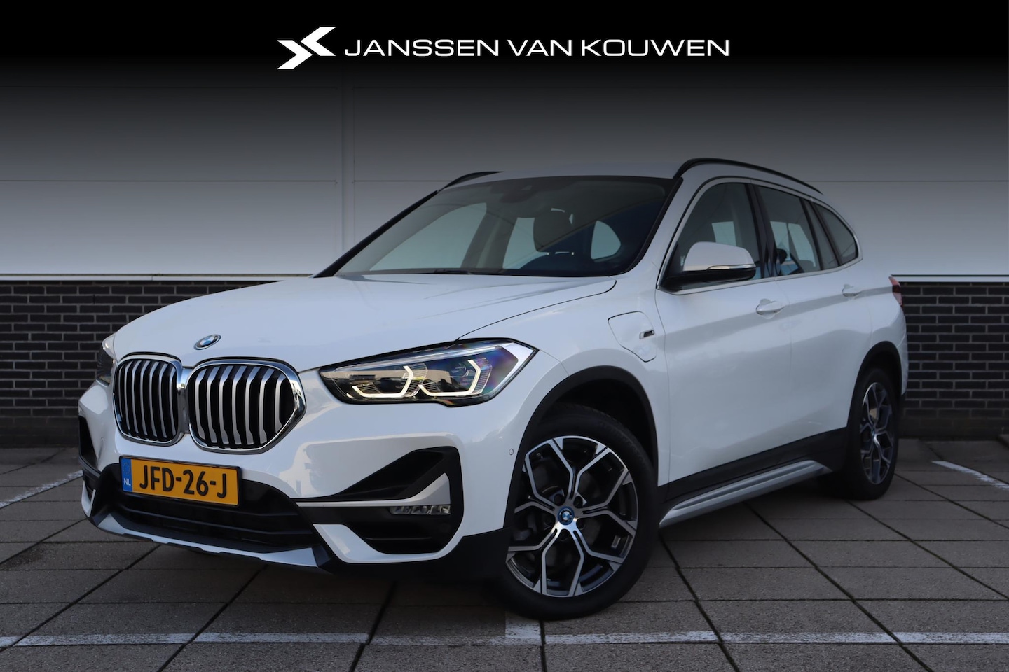 BMW X1 - xDrive25e Executive * xLine * Trekhaak * Stoelverwarming * Adaptief LED * Achteruitrijcame - AutoWereld.nl