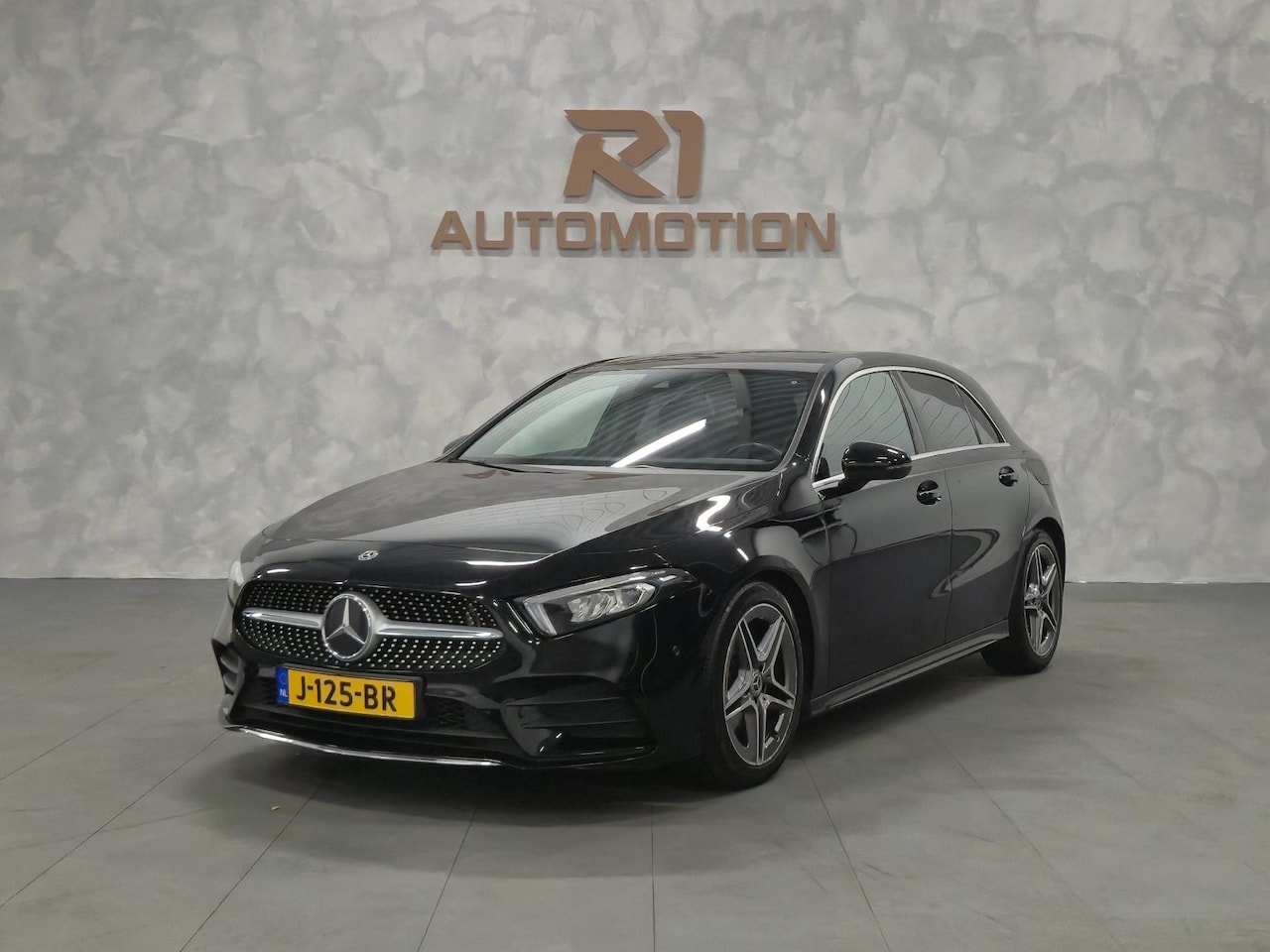 Mercedes-Benz A-klasse - 200 Business Solution AMG PANORAMADAK/SFEERVERLICHTING/NAVIGATIE/STOELVERWARMING/CRUISE/PA - AutoWereld.nl