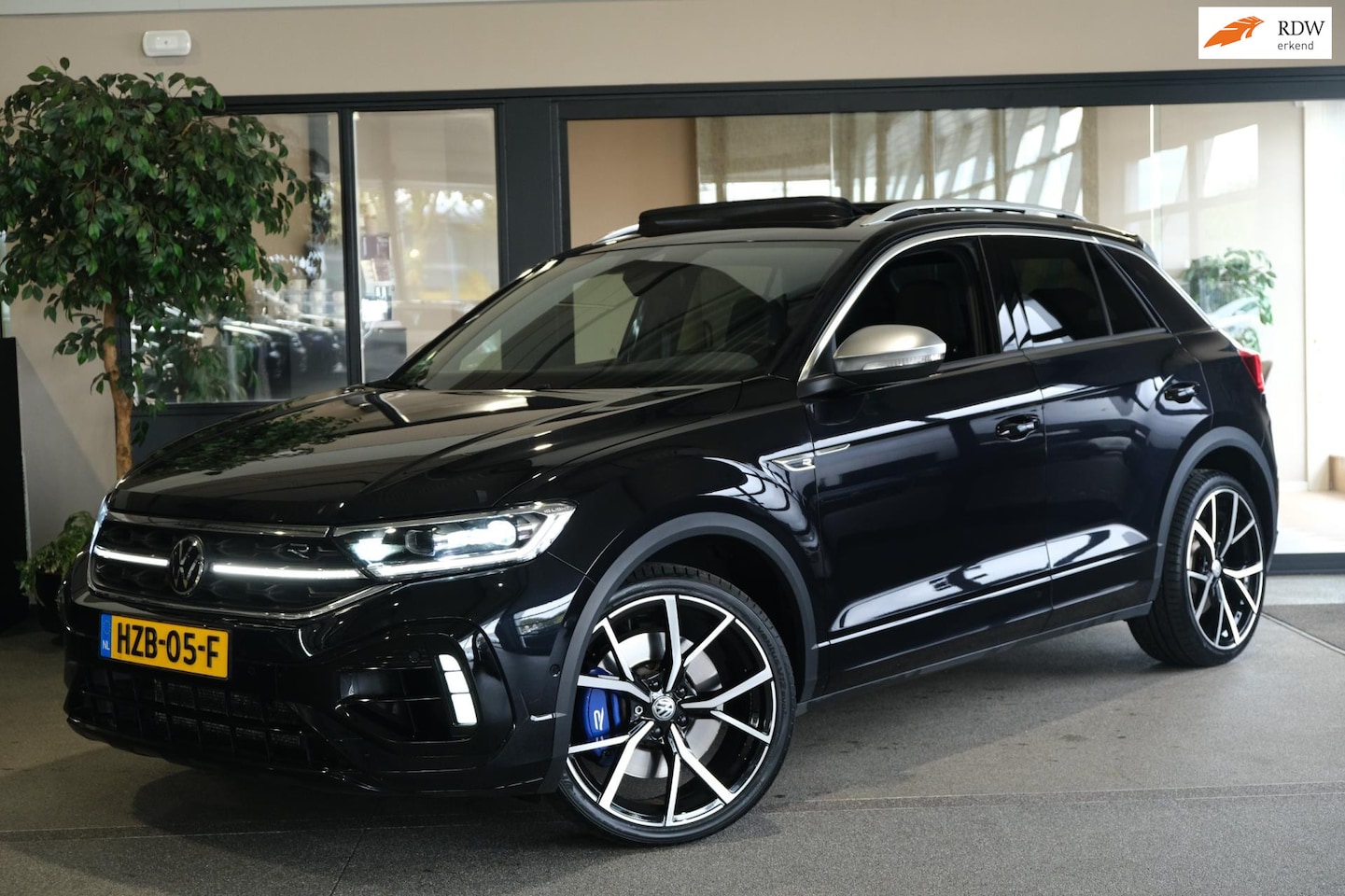 Volkswagen T-Roc - 2.0 TSI 4Motion R 300PK Facelift Pano Akra Leder Cam Navi Virtual - AutoWereld.nl