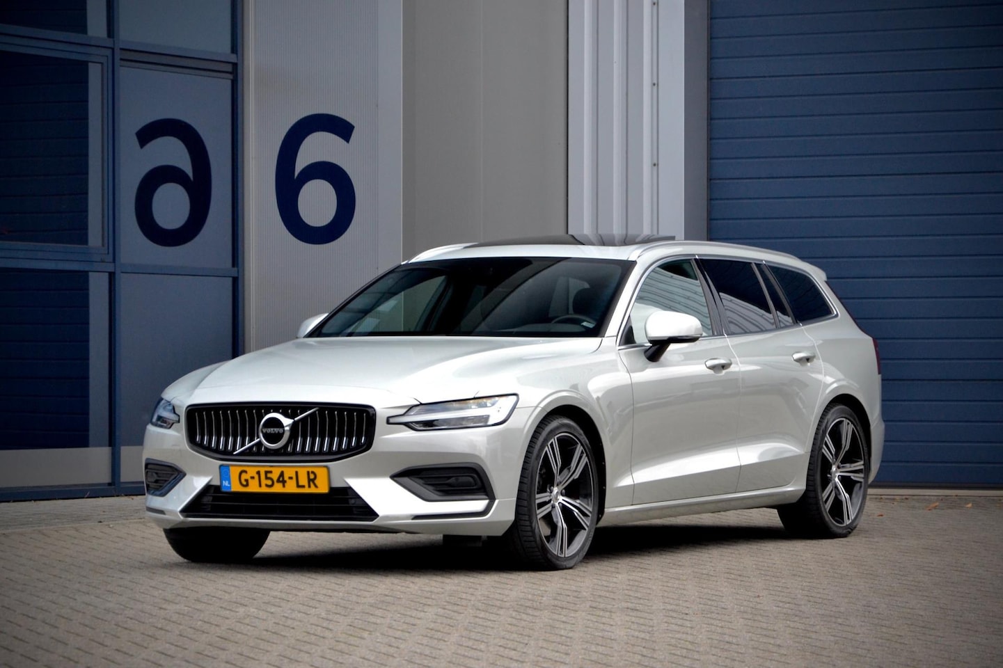 Volvo V60 - 2.0 T5 Inscription / Pano / Leder / Adapt. cruise / HK sound / Keyless / Polestar - AutoWereld.nl