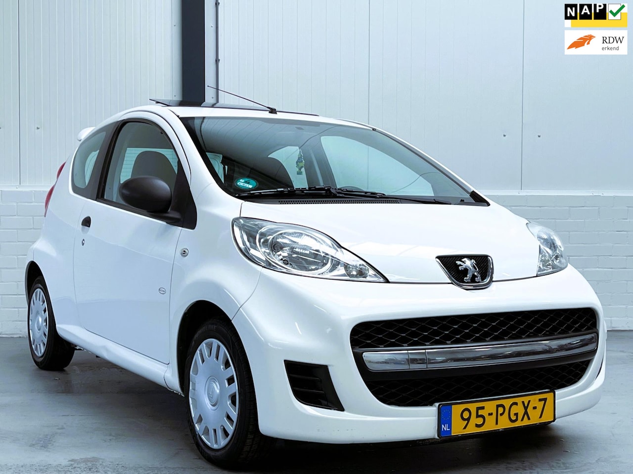 Peugeot 107 - 1.0-12V Accent Airco|Schuifdak - AutoWereld.nl