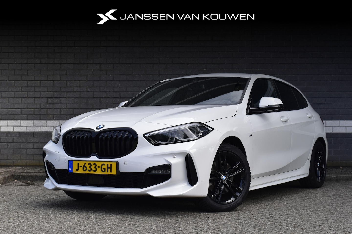 BMW 1-serie - 118i High Executive / M-Sport / Automaat / Stuur+Stoelverwarming / Trekhaak / Navigatie - AutoWereld.nl