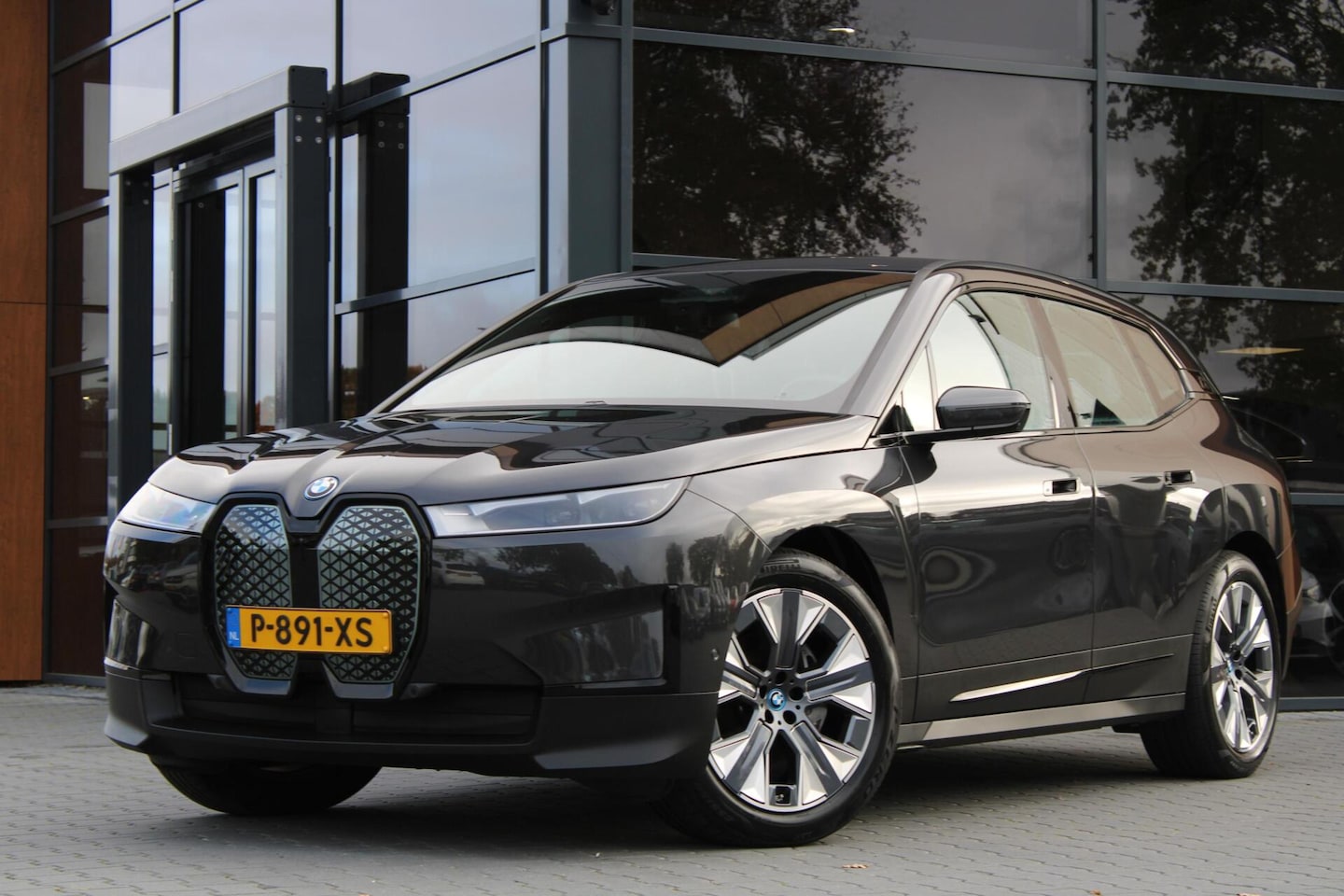 BMW iX - xDrive50 High Executive 112kWh | HUD | H&K | Trekhaak - AutoWereld.nl