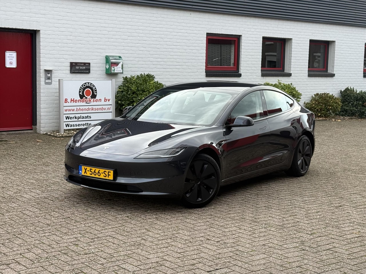 Tesla Model 3 - RWD/ Afneembare trekhaak/ Warmtepomp/ LFP Accu/ 1 Eigenaar/ Origineel NL/ NAP - AutoWereld.nl