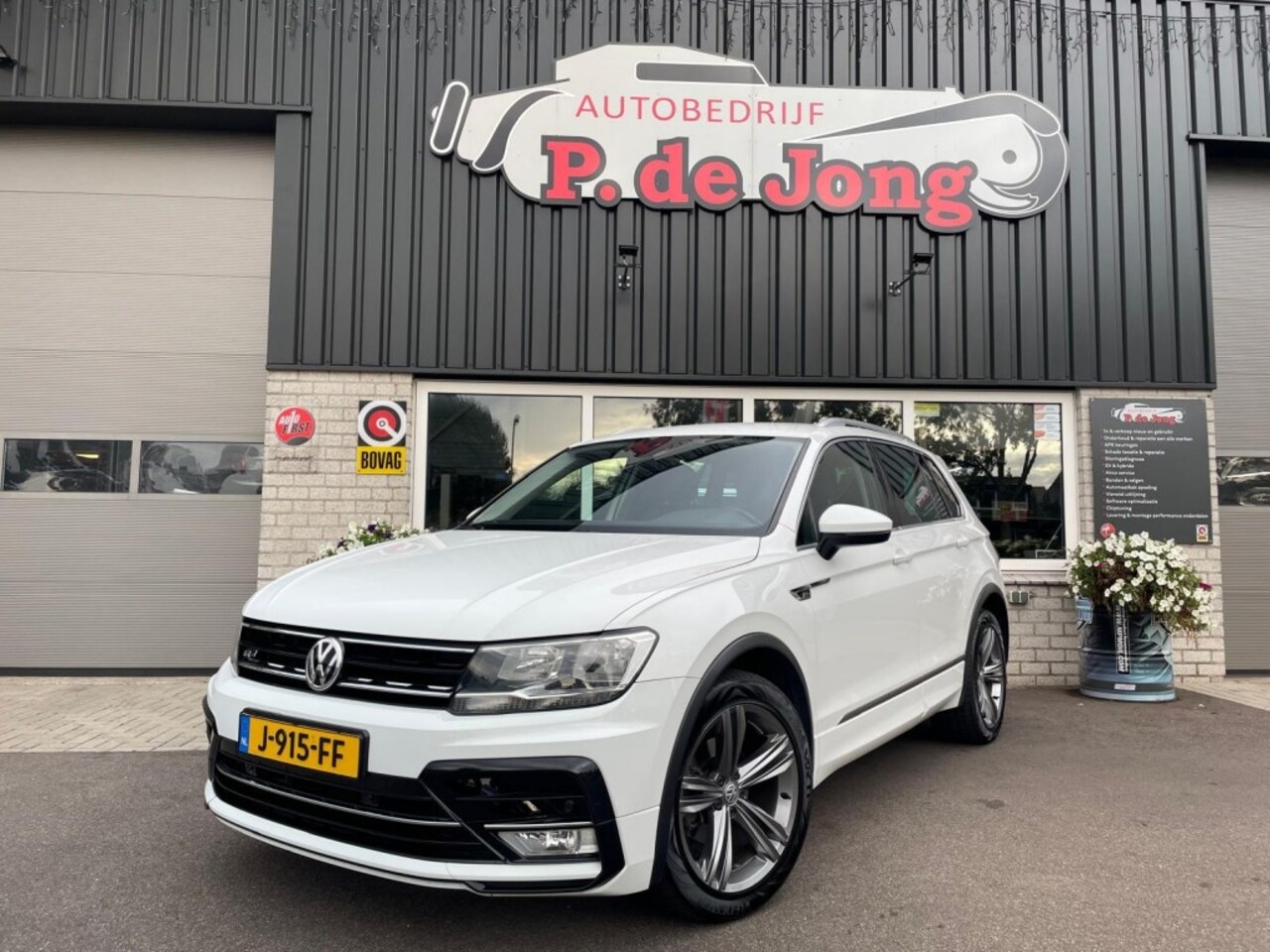 Volkswagen Tiguan - 1.4 TSI R-LINE, Trekhaak, Carplay, ACC/Laneassist, Verschuifbare achterbank - AutoWereld.nl