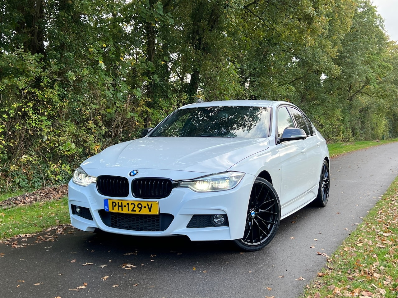 BMW 3-serie - 318i | M-Sport | Carbon | Sportlstoelen| Navi | Cruise | Clima - AutoWereld.nl