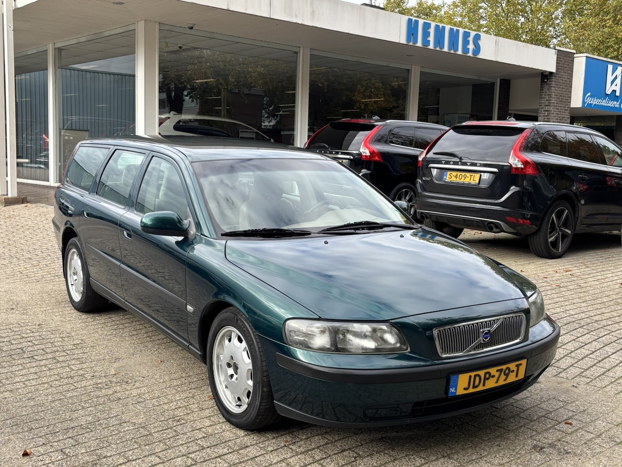 Volvo V70 - 2.4 Aut Leder Stoelverwarming 1e Eigenaar Dealer onderhouden - AutoWereld.nl