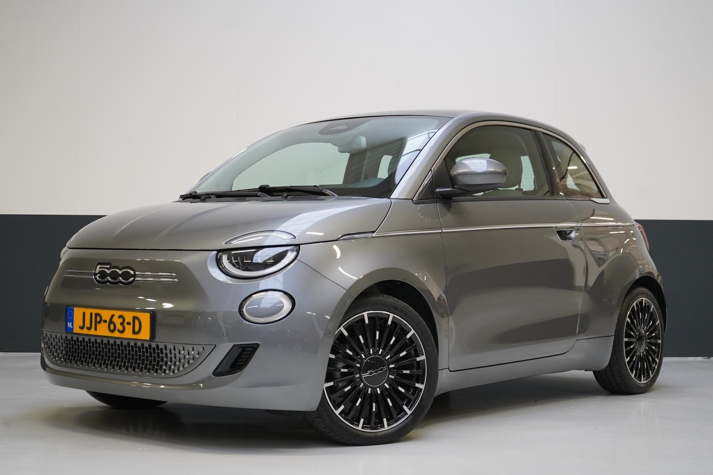 Fiat 500e - La Prima 42 kWh | SoH 94% | Lederen bekleding | Navigatie | Achteruitrijcamera | Panoramad - AutoWereld.nl