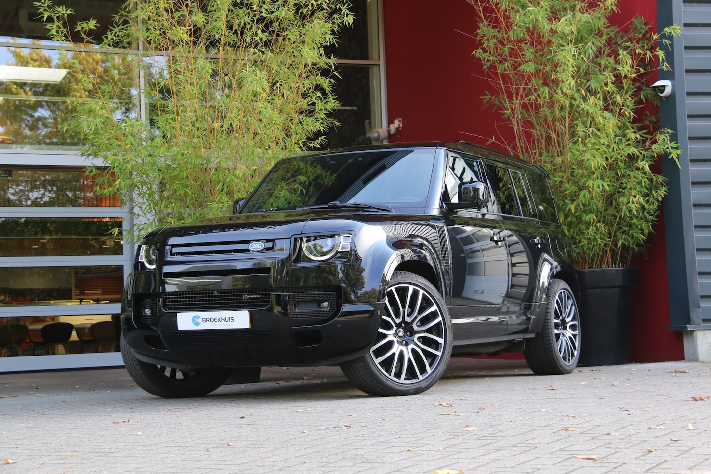 Land Rover Defender 110 - 2.0 P400e 110 X-Dynamic HSE | 6-Persoons | Luchtvering | Trekhaak | 360 Camera | Panoramad - AutoWereld.nl