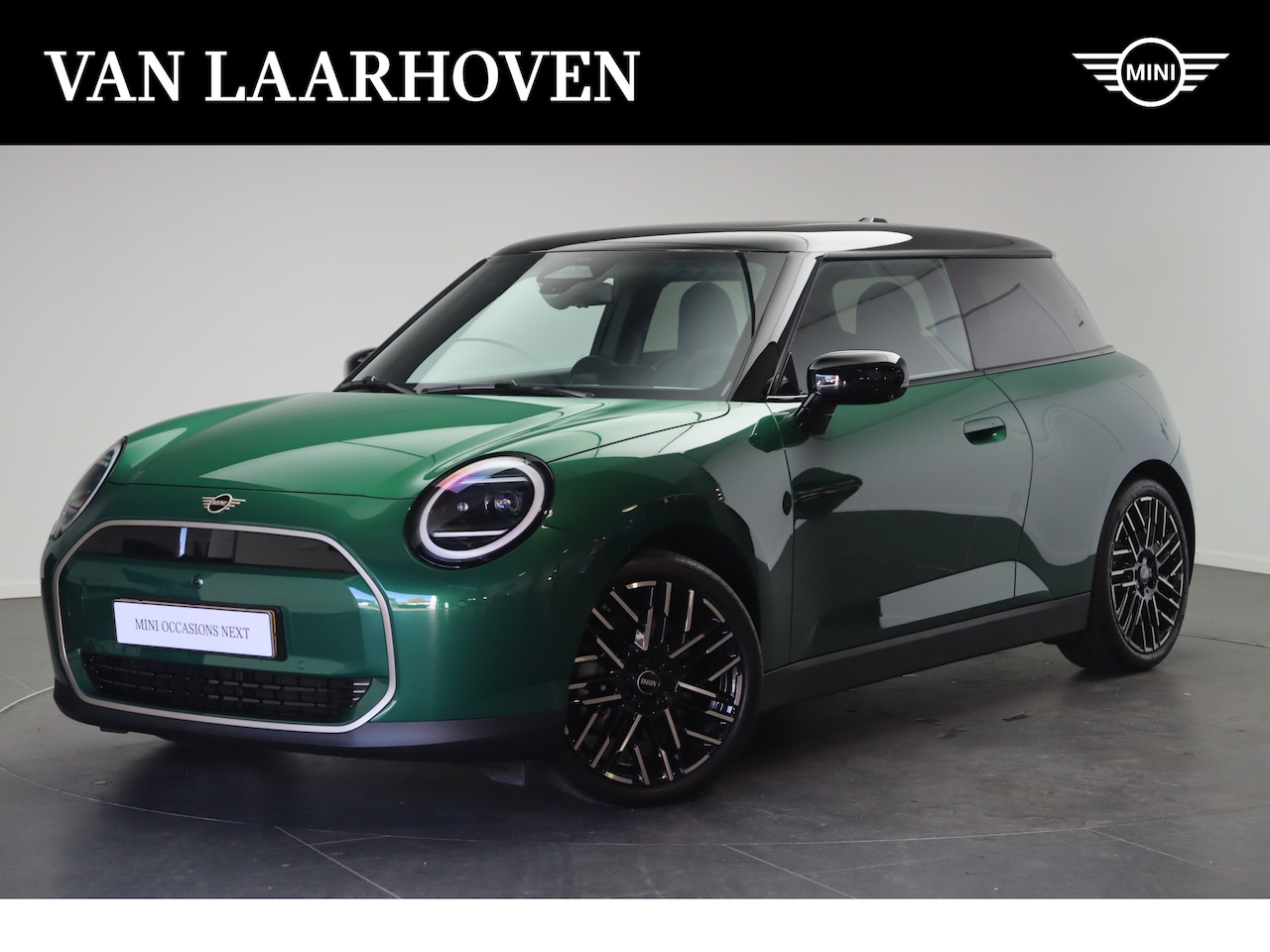 MINI Cooper - Hatchback E / Favoured / Pakket L / 18" Night Flash Spoke 2-tone - AutoWereld.nl